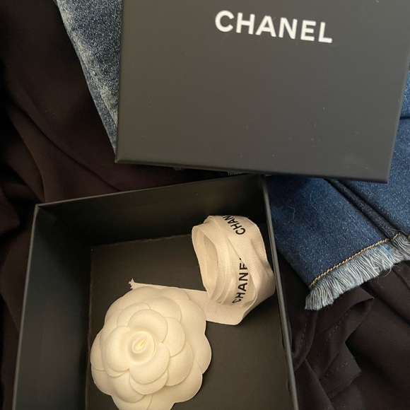 CHANEL Black Gift Box - Picture 1 of 3